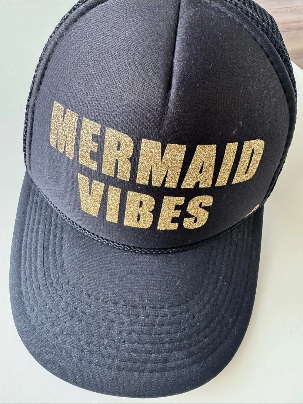 MERMAID VIBES Women’s Glitter Logo Trucker Cap - Black & Gold